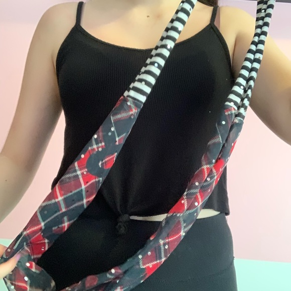 5$ (with any purchase) infinity scarf - Picture 3 of 4